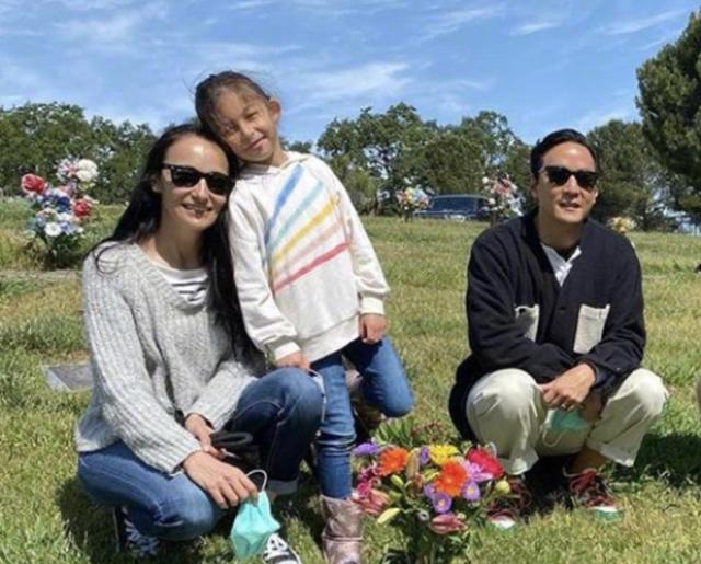 大放异彩|吴彦祖为女儿涂指甲,被妻子夸是最好的爸爸,9岁吴斐然颜值超高