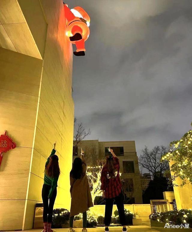 穿衣搭配|潘玮柏妻子奔三了,状态还挺好,穿衣大方显身材,不占C位也吸睛