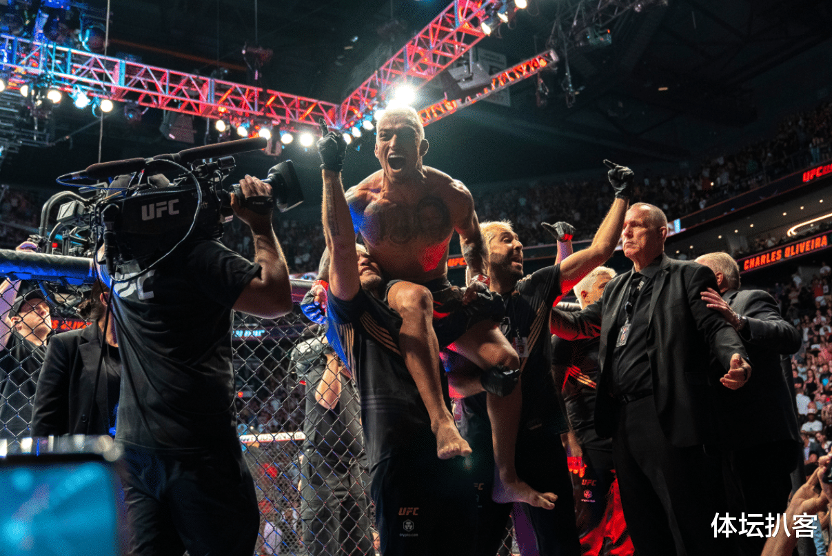 UFC|115秒，UFC惊天大翻盘！轻量级之王2次被击倒，最终裸绞降服对手