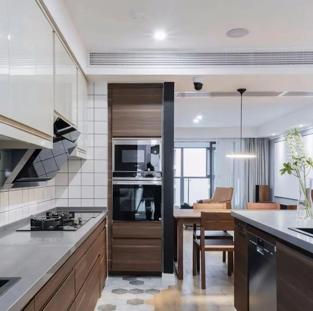 如果厨房空间够用,定做一个高柜吧,让你家厨房好用又高大上