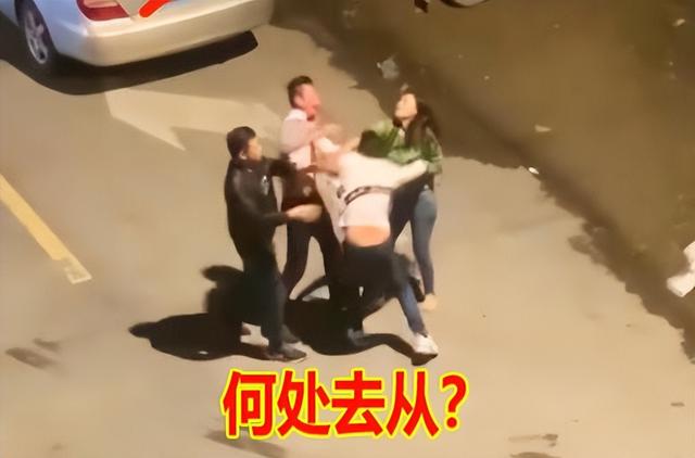 男子和朋友去酒吧,发现妻子搂着陌生人坐在邻座,直言:普通朋友