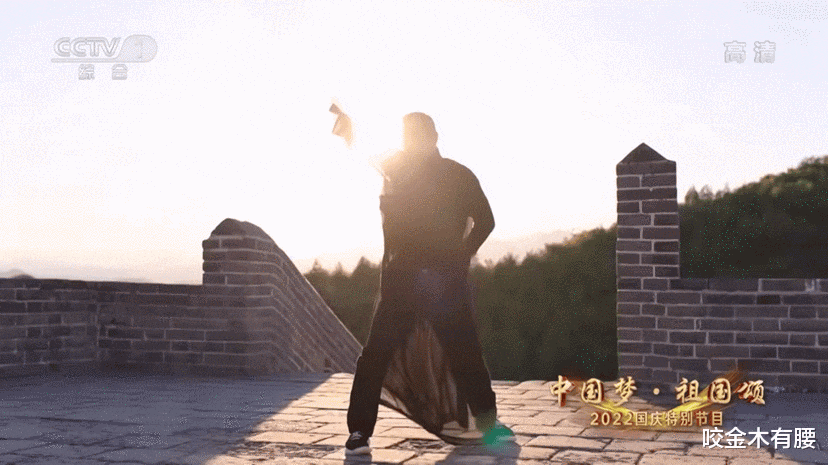 赵文卓|50岁赵文卓“长城踢刀”火了!网友纷纷喊话:少秀花活,多拍佳作