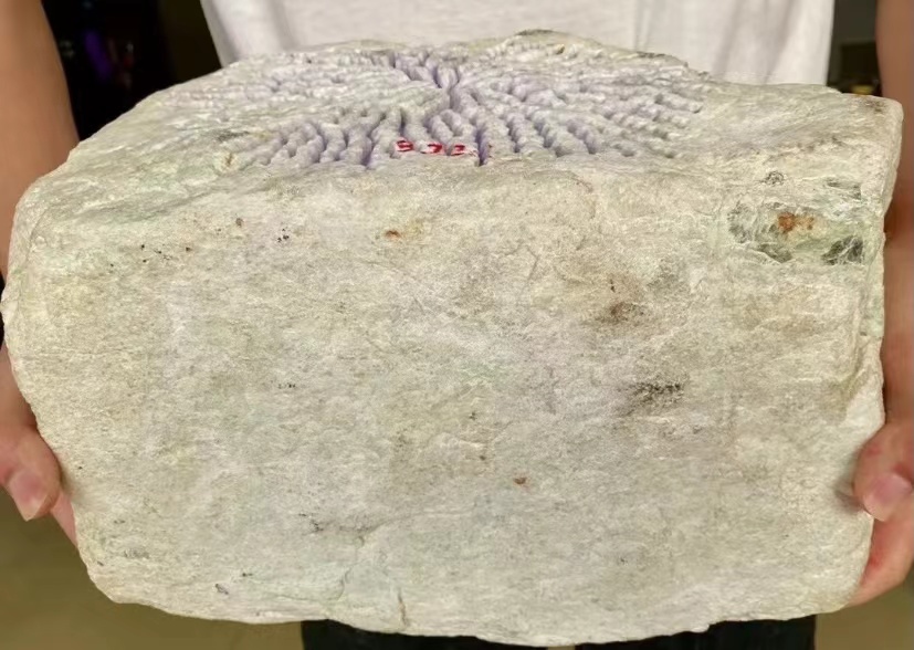 紫罗兰翡翠|?  百万级木那翡翠原石，一刀是否能“功成名就”