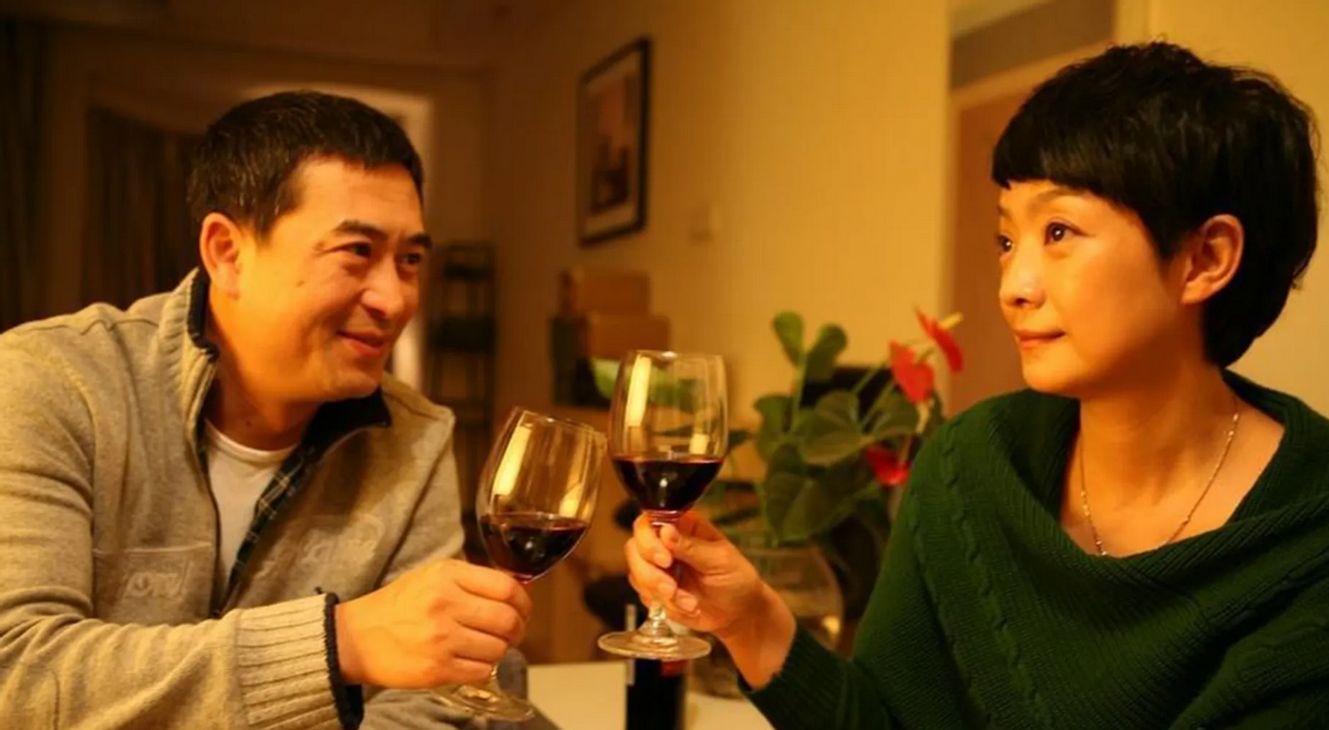 张嘉益|52岁张嘉译做核酸！头发稀疏大肚腩明显，为剧组女演员撑伞好贴心