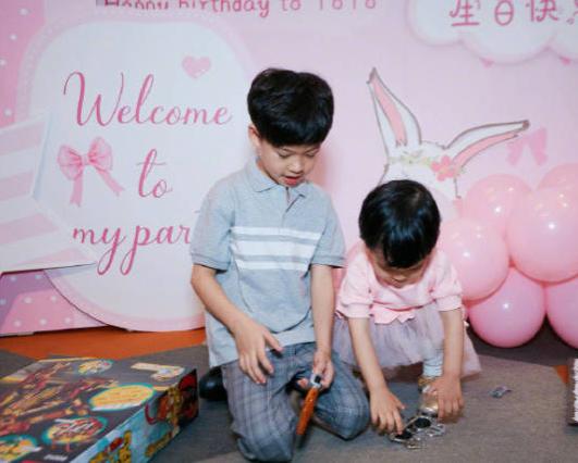 刘璇|刘璇更新动态，晒出全家福为女儿庆生，优优正脸照曝光