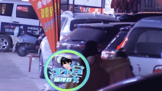 袁冰妍|袁冰妍横店吃路边摊，穿睡袍出门无偶像包袱，与助理搂肩感情好