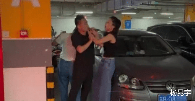 商场|空姐原配商场怒撕丈夫和第三者:你是猪吗?什么姿势都满足不了你