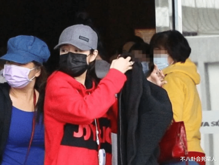 奚梦瑶|奚梦瑶一家三口罕现身，背4万包包，带3人随从排场大