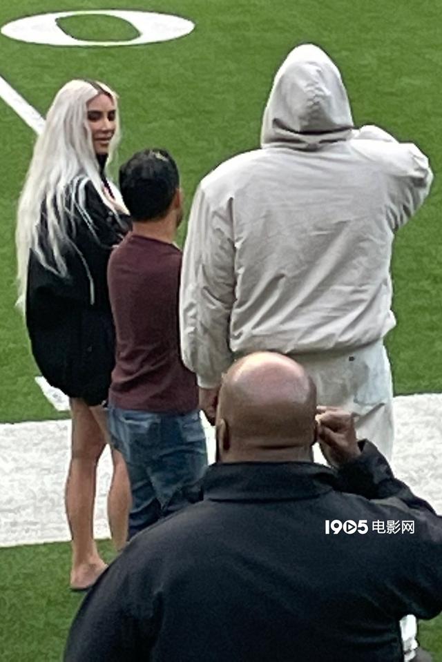 金·卡戴珊|金·卡戴珊与前夫侃爷同框 观看儿子橄榄球比赛