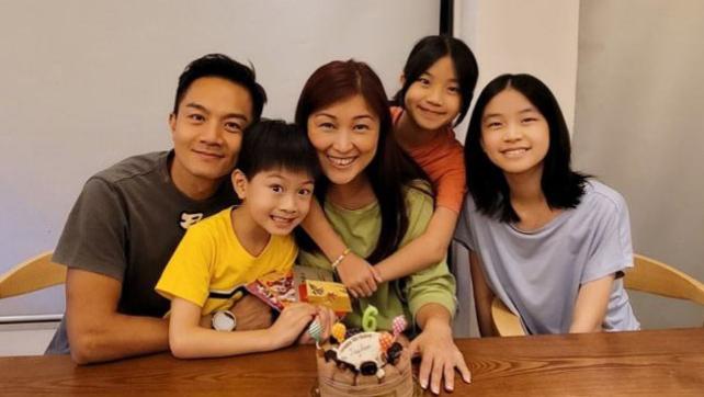 TVB|TVB艺人胡诺言三代同堂为儿子庆祝6岁生日 一家人开直播分享喜悦
