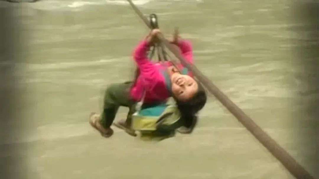 燕子过怒江