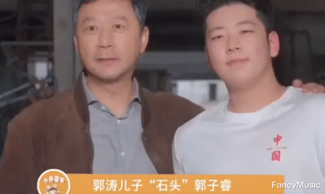洗面奶 亲子综艺《爸哪》萌娃已长大！诺一近照皮肤黝黑，石头肌肉发达