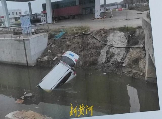 武汉120闯红灯撞车后被指“见死不救”，致被撞司机溺亡，急救中心回应！