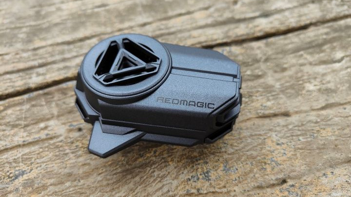 |手机发热“克星”，红魔涡轮散热背夹带来极致散热、沉浸游戏体验