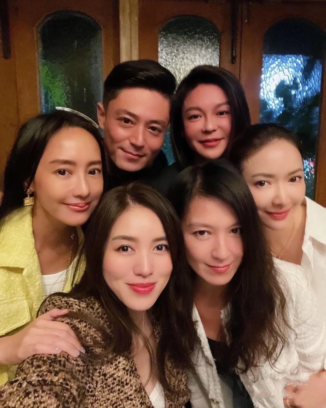 霍建华|霍建华与众多名媛聚会，身材发福红光满面，还被赵心柔挽着胳膊