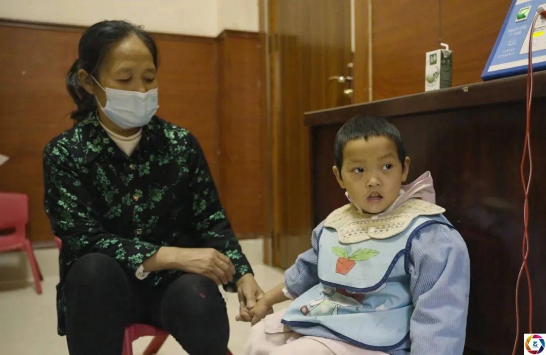 儿媳难产时家人未坚持剖腹产,导致孩子缺氧患病,儿媳绝望中离家