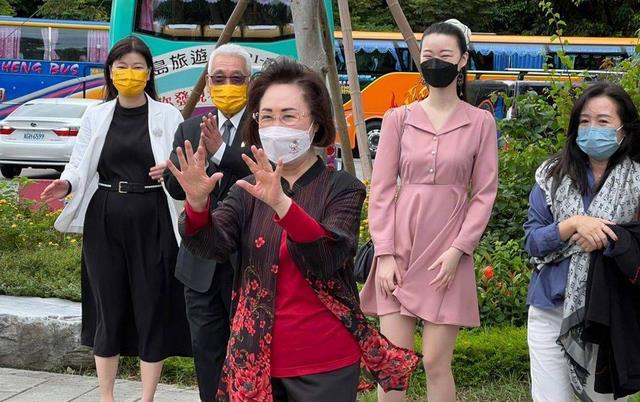 |84岁琼瑶阿姨罕见露面,皮肤光滑似少女,发量比年轻人还浓密