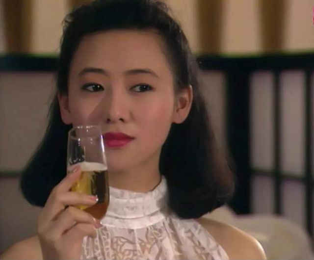 她曾是“亚洲小姐”冠军，容貌美得令人心动，却在13岁时离家出走