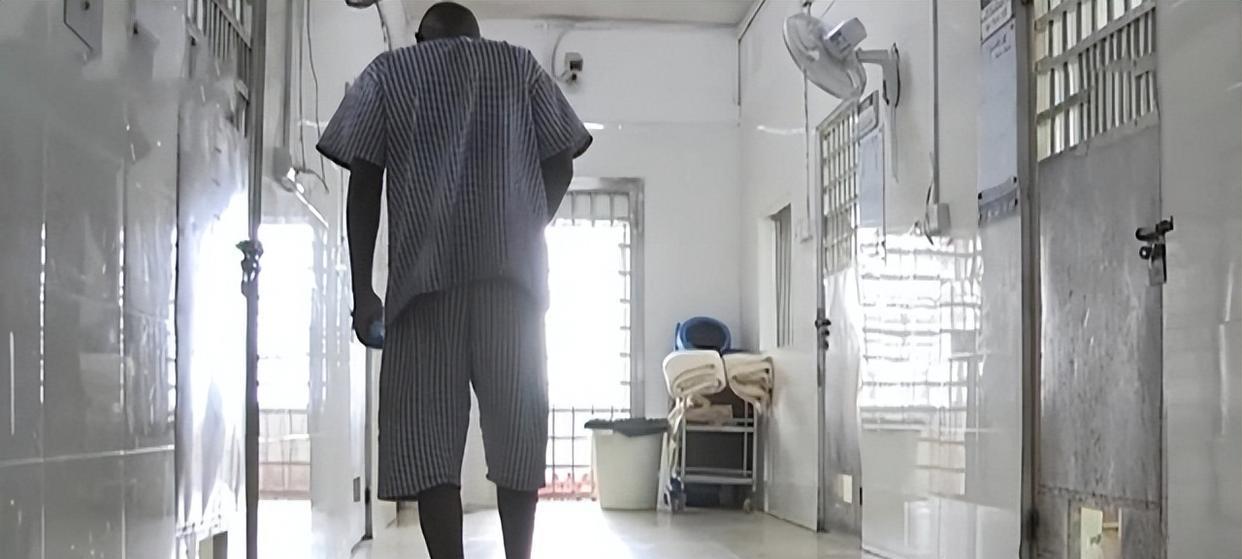 2016年,9名黑人男子进入广州,因行李太少被怀疑,最后被判死刑