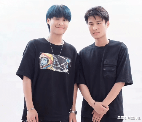 人物设定|照片事件后，小杨哥父亲致歉粉丝，小杨哥留言调侃：小黑飞棍来喽