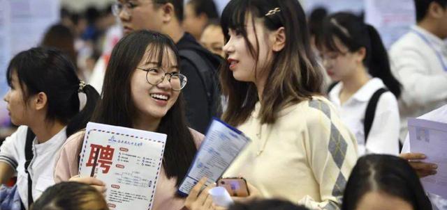 00后|00后女生面试太敢说了！狂怼面试官让其无言，反客为主让人叫好！