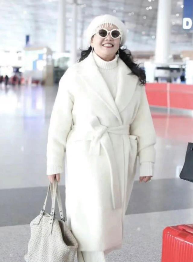 张兰|张兰现身上海机场，大批粉丝合影留念，张兰人气堪比流量明星