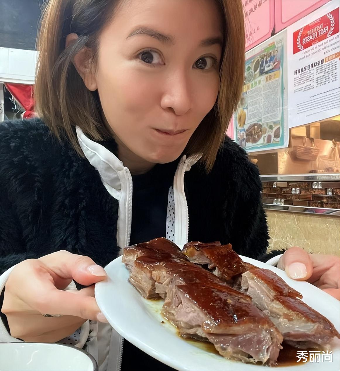 佘诗曼|女星佘诗曼在豪宅内做饭!灶台上满是油渍显脏乱,做错后脸涨通红