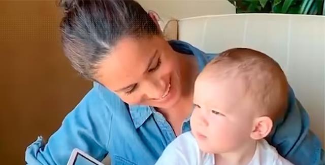 哈里王子|哈里王子的长子阿奇有表演天赋?他在视频电话中“即兴演出”!