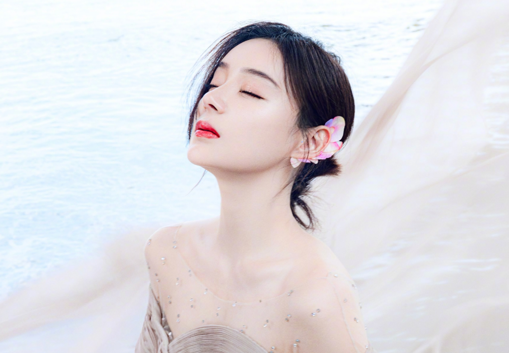 袁姗姗|袁姗姗百花奖造型太性感!上半身缠绕几条布带,站河边拍照不嫌脏