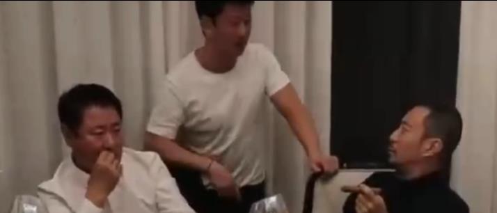 吴京|吴京疑似用苹果手机引起不满，与徐克聚餐，张涵予手夹雪茄显风范