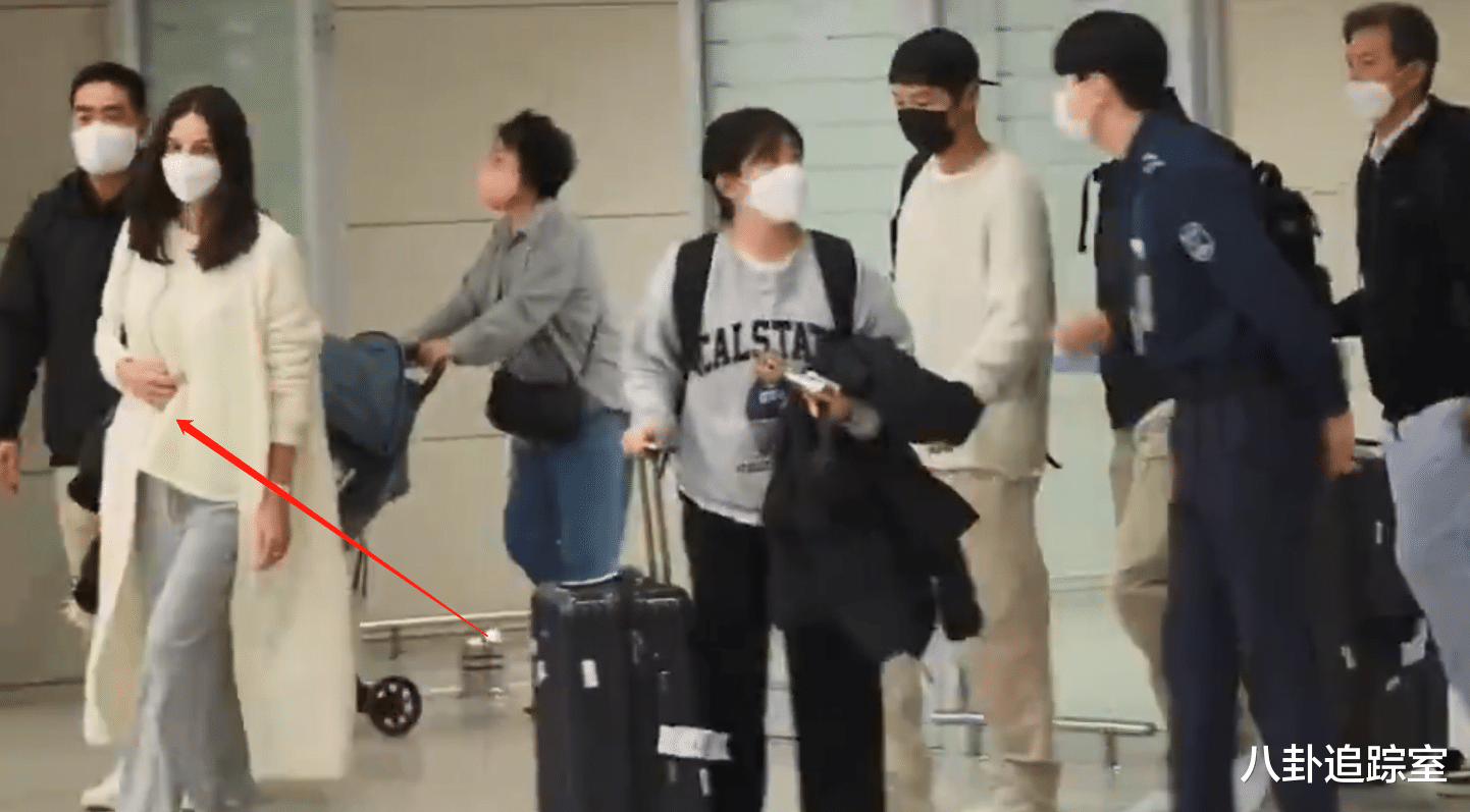 宋仲基|宋仲基方承认恋情，与英国素人恋爱历程曝光，女方全程护肚疑怀孕