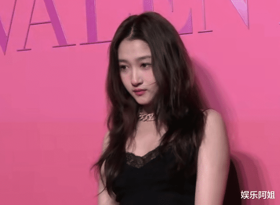 刘威|关晓彤活动造型在线！秒变御姐好酷飒，生图怼脸拍照样抗打