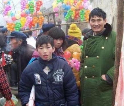 朱之文|考个驾照就牛了？被尬吹的大衣哥儿子，正在被迫成为“巨婴”