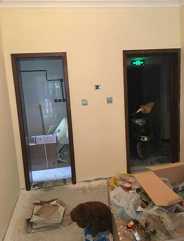 15万被男朋友装修成这样真糟心,厕所像鬼屋,电视墙一看就头晕!