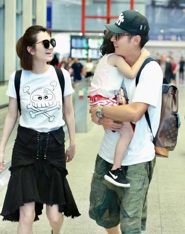 穿衣搭配|洪欣一家甜蜜同框，张丹峰抱女儿很温馨，穿搭完全看不出是姐弟恋