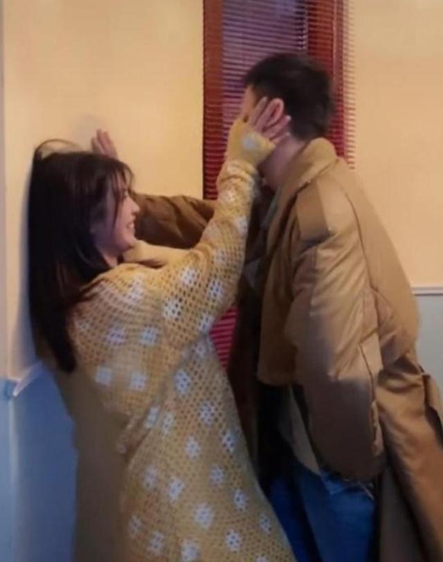 陈妍希|陈晓百忙抽空探班妻子，陈妍希撒娇被一把搂入怀，两人依偎太甜蜜