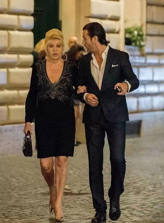 特朗普原配太彪悍，73岁还觅新欢，穿包臀裙暴露肚腩也不怕太前卫