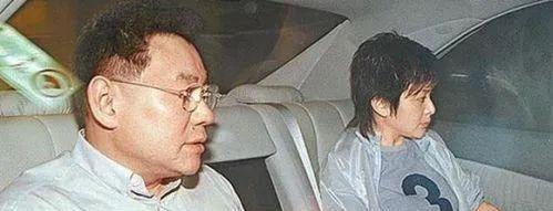 李嘉欣|李嘉欣被旧爱刘銮雄扯下遮羞布,发文隔空反击:该去绝育了