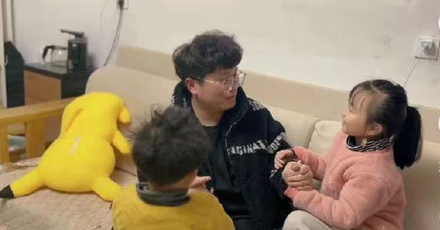 奇奇|奇奇悦悦大闹田舅舅，为冰墩墩用尽全身力气，网友：许敏马上就到