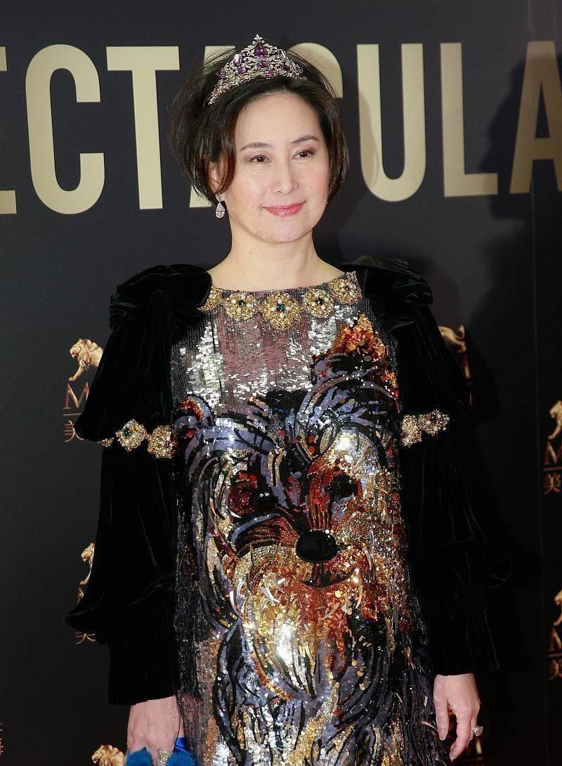 何超琼|刘嘉玲把自己打扮成贵妇,却被何超琼抢了风头,不愧是最美千金!