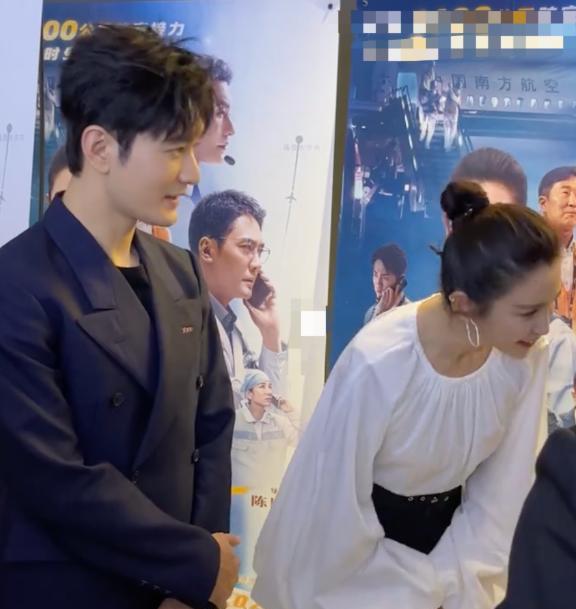 李冰冰|黄晓明李冰冰同框,和观众热聊鞠躬感谢没架子,冯绍峰站C位