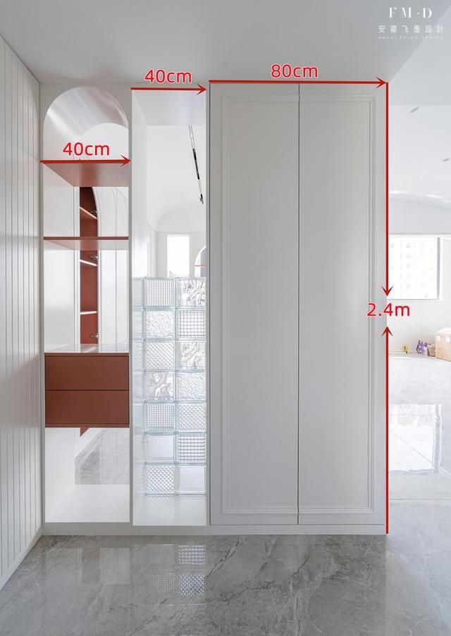 这4家玄关出奇一致:拆墙换柜子,隔断收纳两不误,客厅顺带显大