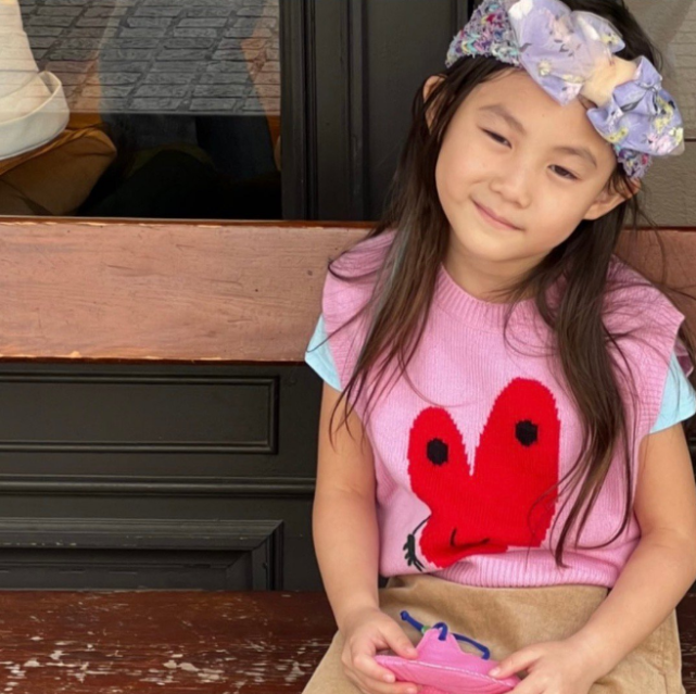 周深|陈冠希秦舒培带女儿逛街，5岁Alaia兴高采烈与路人合照，萌态十足