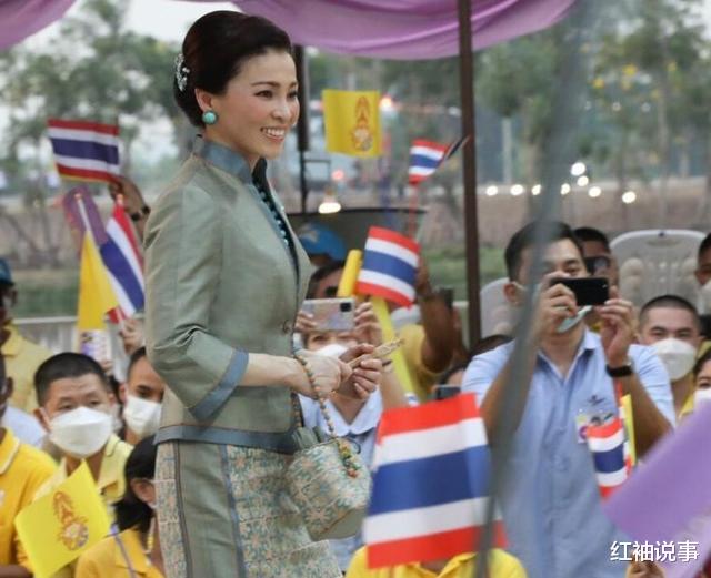 苏提达|?泰王送苏提达新珠宝,佩戴绿松石套装亮相,庆祝帝后结婚3周年