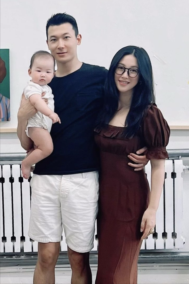 朱珠|朱珠一家三口现身机场，王昀佳全程抱娃，和一岁女儿都未戴口罩