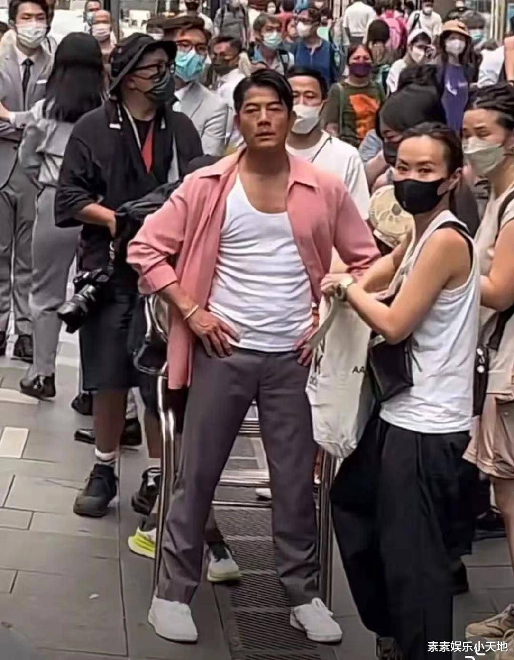 郭富城|郭富城街头跳舞被围观,56岁穿粉衫显年轻,笑着与民众合影