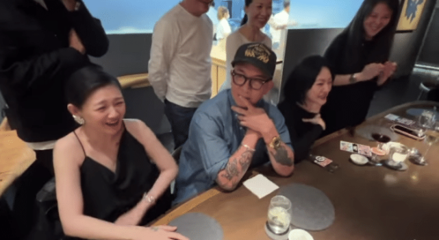 大S|对大S念念不忘？汪小菲深夜醉酒直播，床头仍摆放着与大S的合照