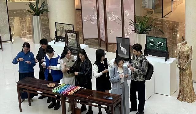 一天之内4个瓜,歌手前经纪人同时出轨10人,女网红盗窃6位数财物