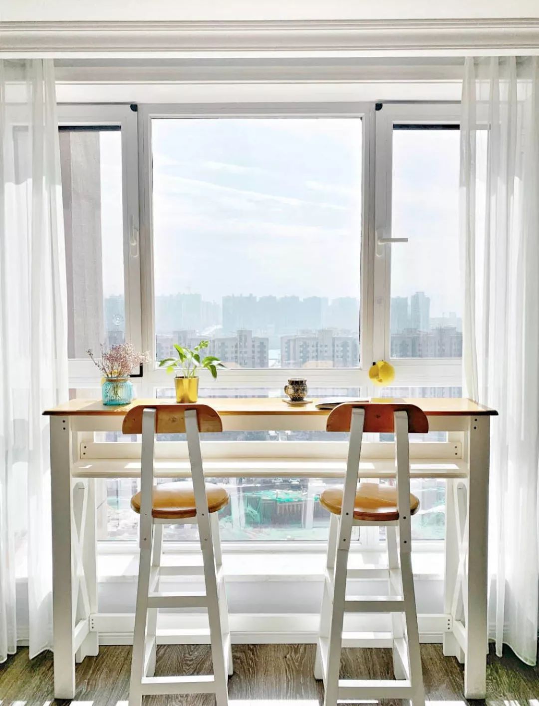 阳台靠窗装个小吧台，喝茶观景，真是不要太惬意！