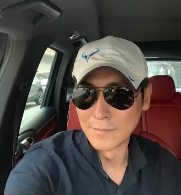 晒晒马德钟现实中的家，客厅挂着牛头装饰，连装修都是硬汉风格